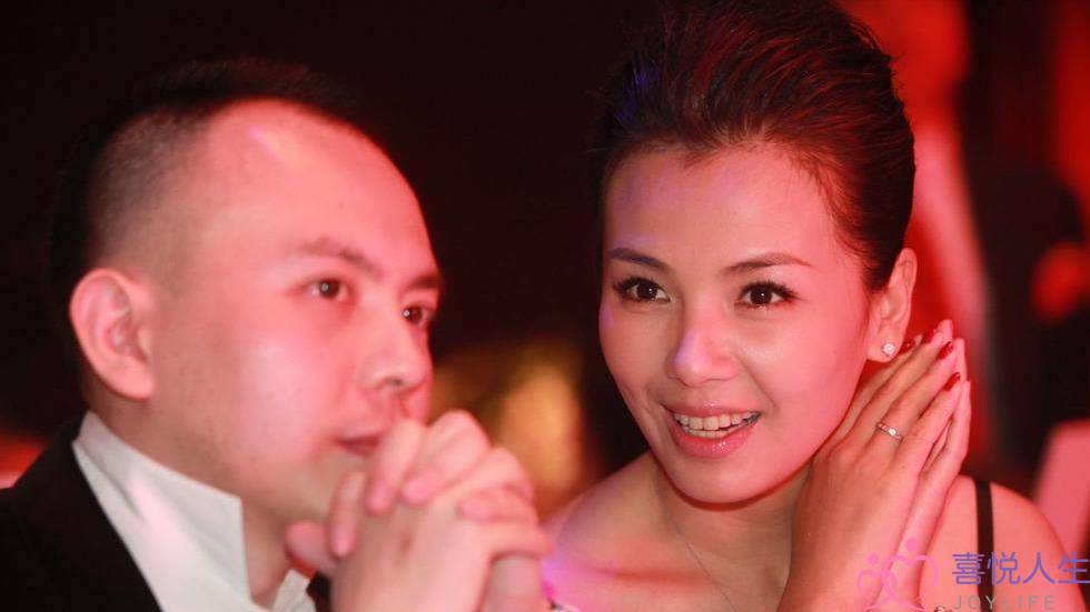 与老公结婚14年，依然幸福美满，刘涛却坦言对不起前男友