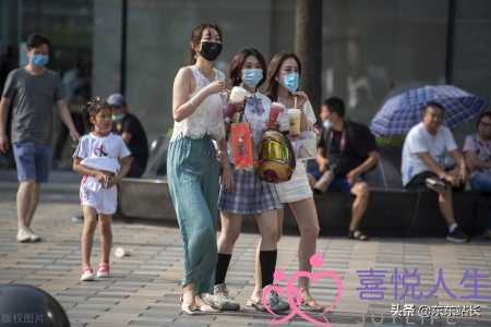 女朋友跟别的男人出去吃饭能原谅吗？该分手吗？