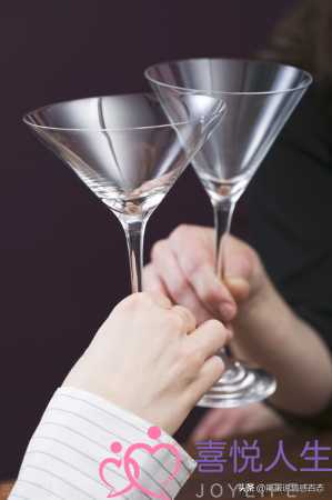 52岁女人去酒吧玩，引来的麻烦影响了婚姻，我该怎么办？